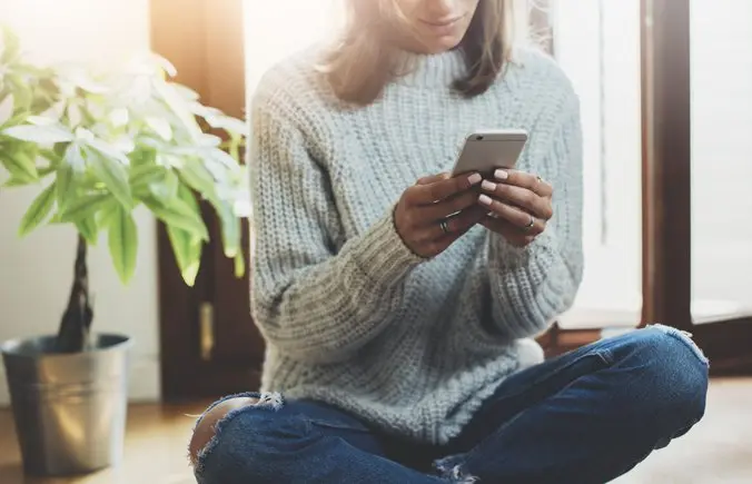woman-on-smartphone playing recovery game